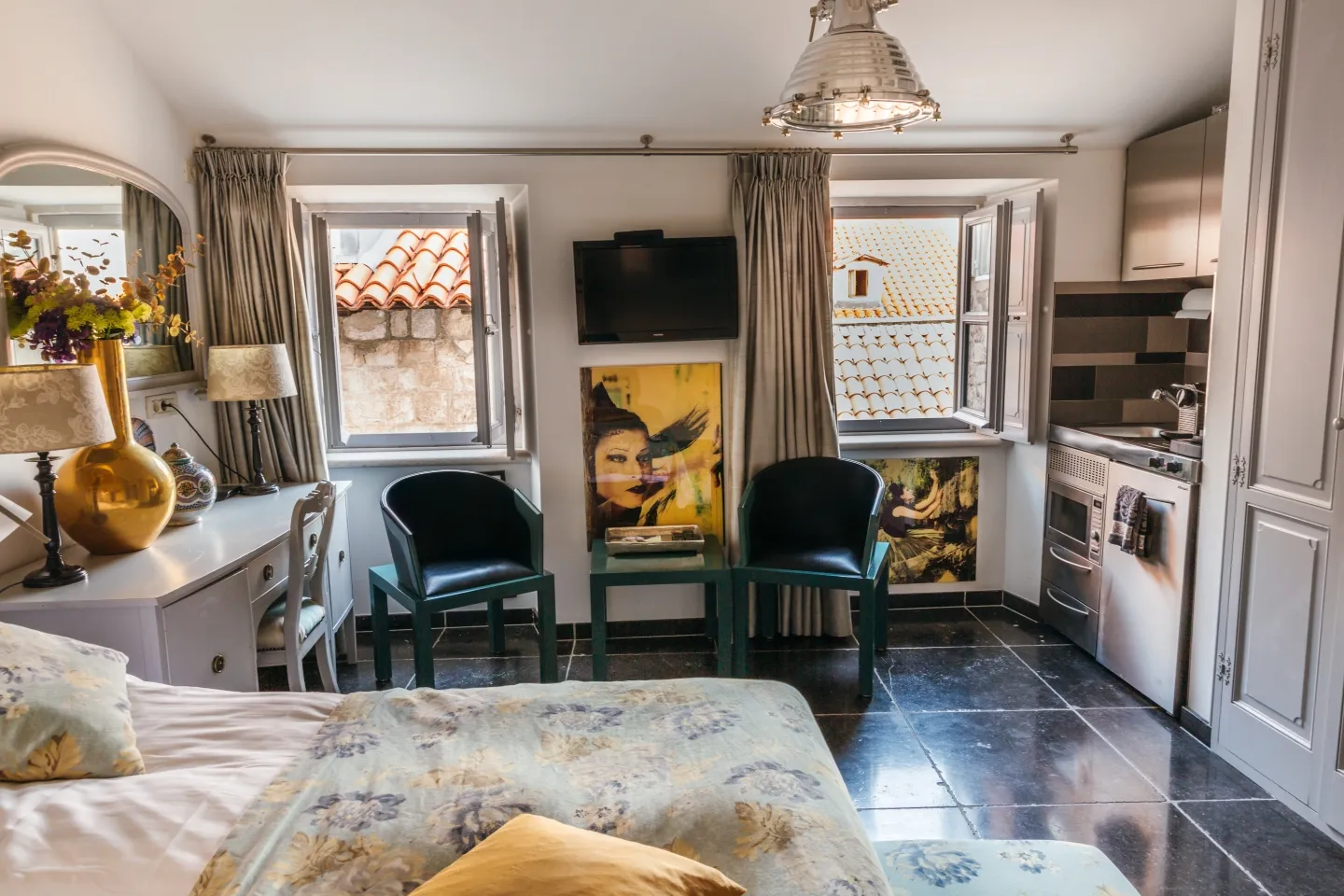 Chapman room hotel Prijeko Palace Dubrovnik overview room with artful decoration and paintings